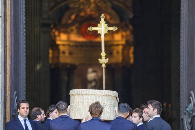 The wicker coffin of the deceased. Arrivals at the funeral of Mathilde Favier at the Church of Saint Sulpice in Paris, August 31, 2026 Dominique Jacovides Cyril Moreau Bestimage Arrivals at the funeral of Mathilde Favier at the Church of Saint Sulpice in Paris on August 31, 2026 Paris, France  Copyright: xJACOVIDES-MOREAUx xBESTIMAGExJACOVIDES-MOREAUx xBESTIMAGEx