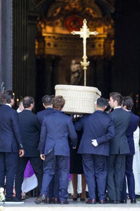 The wicker coffin of the deceased. Arrivals at the funeral of Mathilde Favier at the Church of Saint Sulpice in Paris, August 31, 2026 Dominique Jacovides Cyril Moreau Bestimage Arrivals at the funeral of Mathilde Favier at the Church of Saint Sulpice in Paris on August 31, 2026 Paris, France  Copyright: xJACOVIDES-MOREAUx xBESTIMAGExJACOVIDES-MOREAUx xBESTIMAGEx