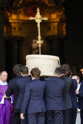 The wicker coffin of the deceased. Arrivals at the funeral of Mathilde Favier at the Church of Saint Sulpice in Paris, August 31, 2026 Dominique Jacovides Cyril Moreau Bestimage Arrivals at the funeral of Mathilde Favier at the Church of Saint Sulpice in Paris on August 31, 2026 Paris, France  Copyright: xJACOVIDES-MOREAUx xBESTIMAGExJACOVIDES-MOREAUx xBESTIMAGEx