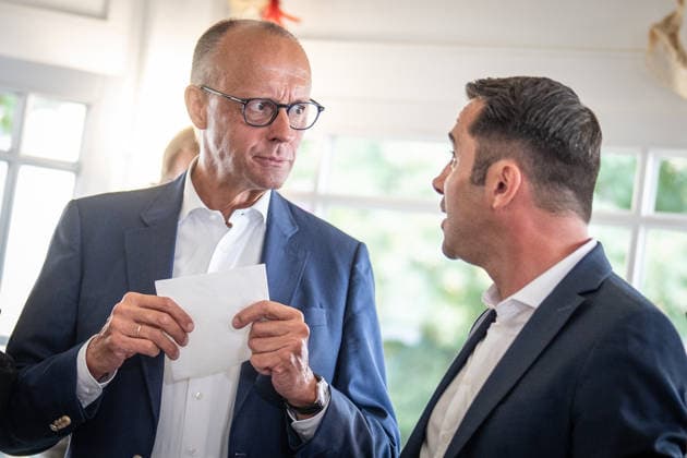 Fischbrötchen-Essen im Fischladen Fisch-Hus an der Strandpromenade - Bundeskanzler Friedrich Merz isst ein Fischbrötchen, mit Daniel Peters, CDU-Spitzenkandidat;Bundeskanzler mit CDU-Spitzenkandidat im Wahlkampf zur Landtagswahl Mecklenburg-Vorpommern 2026 in Kühlungsborn, Kühlungsborn Mecklenburg-Vorpommern Deutschland ORTSANGABE *** Eating a fish sandwich at the Fisch Hus fish shop on the beach promenade; Federal Chancellor Friedrich Merz eats a fish sandwich with Daniel Peters, the CDU’s top candidate for chancellor, during the campaign for the 2026 Mecklenburg-Western Pomerania state election in Kühlungsborn, Kühlungsborn, Mecklenburg-Western Pomerania, Germany LOCATION