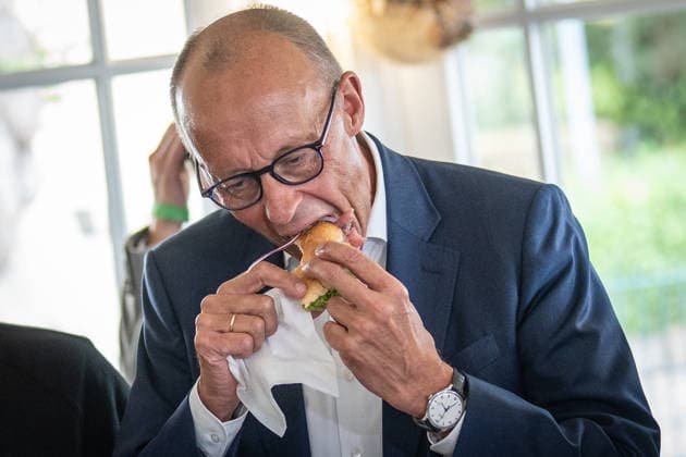 Fischbrötchen-Essen im Fischladen Fisch-Hus an der Strandpromenade - Bundeskanzler Friedrich Merz isst ein Fischbrötchen;Bundeskanzler mit CDU-Spitzenkandidat im Wahlkampf zur Landtagswahl Mecklenburg-Vorpommern 2026 in Kühlungsborn, Kühlungsborn Mecklenburg-Vorpommern Deutschland ORTSANGABE *** Eating a fish sandwich at the Fisch Hus fish shop on the beach promenade; Federal Chancellor Friedrich Merz eats a fish sandwich; the Federal Chancellor, who is also the CDU’s top candidate, is campaigning for the 2026 Mecklenburg-Western Pomerania state election in Kühlungsborn, Kühlungsborn, Mecklenburg-Western Pomerania, Germany LOCATION