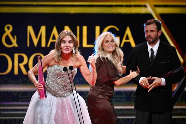 STOCKHOLM, SWEDEN 20260831 Carla Sehn wins the award for Best Actress, with award presenter Helena af Sandeberg and Best Actor winner Joel Spira in the background, during the Kristallen Awards at Cirkus in Stockholm STOCKHOLM SWEDEN x10430x  Copyright: xChristinexOlsson TTx KRISTALLENGALAN 2026 6XLSaeMwlB4