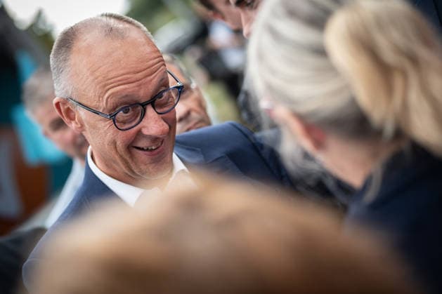 Bundeskanzler Friedrich Merz an der Strandpromenade in Kühlungsborn;Bundeskanzler mit CDU-Spitzenkandidat im Wahlkampf zur Landtagswahl Mecklenburg-Vorpommern 2026 in Kühlungsborn, Kühlungsborn Mecklenburg-Vorpommern Deutschland ORTSANGABE *** Chancellor Friedrich Merz on the beach promenade in Kühlungsborn; the Chancellor and the CDU’s top candidate campaigning in Kühlungsborn for the 2026 Mecklenburg-Western Pomerania state election, Kühlungsborn, Mecklenburg-Western Pomerania, Germany; LOCATION