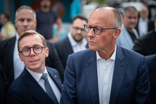 Bundeskanzler Friedrich Merz mit Philipp Amthor an der Strandpromenade in Kühlungsborn;Bundeskanzler mit CDU-Spitzenkandidat im Wahlkampf zur Landtagswahl Mecklenburg-Vorpommern 2026 in Kühlungsborn, Kühlungsborn Mecklenburg-Vorpommern Deutschland ORTSANGABE