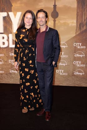 Annie Mosebach und Tom Schilling bei der City of Blood (Disney+) Serien Premiere am 31.08.2026 in Berlin Annie Mosebach and Tom Schilling attend the premiere og Hulu s City of Blood season 1 premiere on August 31, 2026 at Kino International in Berlin, Germany City of Blood Serien Premiere in Berlin *** Annie Mosebach and Tom Schilling at the premiere of the Disney series *City of Blood* on August 31, 2026, in Berlin. Annie Mosebach and Tom Schilling attended the premiere of Hulu’s *City of Blood* Season 1 on August 31, 2026 at Kino International in Berlin, Germany. City of Blood series premiere in Berlin 