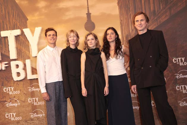 Franz Hartwig, Jenny Schily, Lea Drinda, Soma Pysall und Lars Eidinger bei der City of Blood (Disney+) Serien Premiere am 31.08.2026 in Berlin Franz Hartwig, Jenny Schily, Lea Drinda, Soma Pysall and Lars Eidinger attend the premiere og Hulu s City of Blood season 1 premiere on August 31, 2026 at Kino International in Berlin, Germany City of Blood Serien Premiere in Berlin