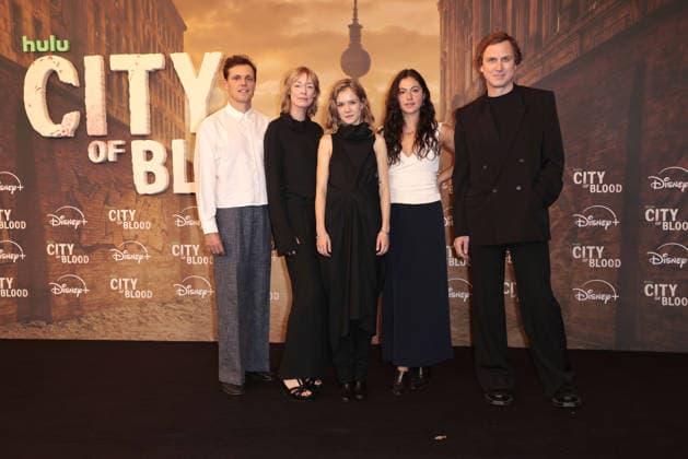 Franz Hartwig, Jenny Schily, Lea Drinda, Soma Pysall und Lars Eidinger bei der City of Blood (Disney+) Serien Premiere am 31.08.2026 in Berlin Franz Hartwig, Jenny Schily, Lea Drinda, Soma Pysall and Lars Eidinger attend the premiere og Hulu s City of Blood season 1 premiere on August 31, 2026 at Kino International in Berlin, Germany City of Blood Serien Premiere in Berlin *** Franz Hartwig, Jenny Schily, Lea Drinda, Soma Pysall, and Lars Eidinger at the premiere of the Disney series *City of Blood* on August 31, 2026, in Berlin. Franz Hartwig, Jenny Schily, Lea Drinda, Soma Pysall, and Lars Eidinger attend the premiere of Hulu’s *City of Blood* Season 1 on August 31, 2026, at Kino International in Berlin, Germany. *City 