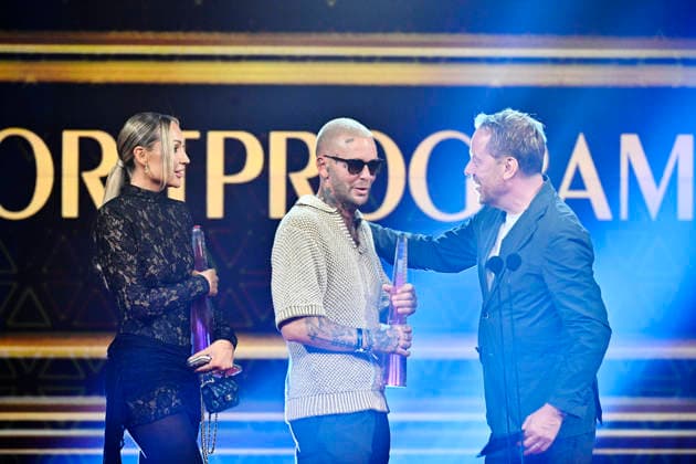 STOCKHOLM, SWEDEN 20260831 Peter Settman presents the Crystal Award for Viewers’ Favorite Show to Joakim Lundell and *Spökjakt Inlasta* during the 2026 Kristallen Gala at Cirkus in Stockholm STOCKHOLM SWEDEN x10430x  Copyright: xChristinexOlsson TTx KRISTALLENGALAN 2026 vmlQeEF5Id4