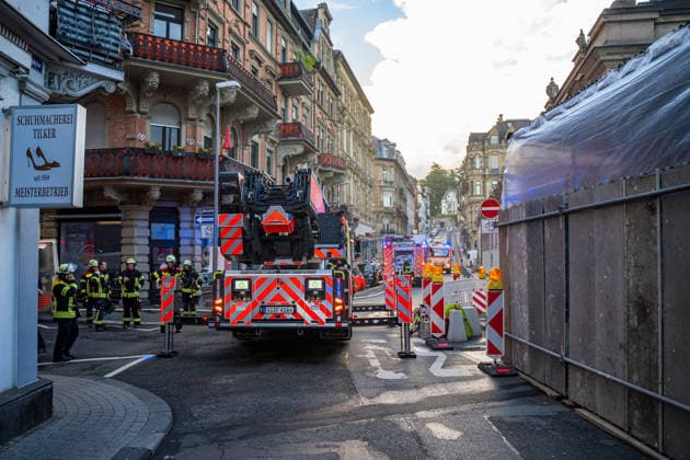 RECORD DATE NOT STATED Feuer legt Gastronomie Küche lahm Ein Mitarbeiter verletzt Am 31.08.2026 kam es in einem Gastronomiebetrieb am Kochbrunnenplatz in Wiesbaden zu einem Brand in der Küche. Die Feuerwehr Wiesbaden wurde gegen 17:30 Uhr durch eine automatische Brandmeldeanlage alarmiert und löschte das offene Feuer nach Erkundung des Brandes zügig. Weitere Einsatzkräfte wurden aufgrund von Rauchentwicklung im Dachbereich sowie betroffenen Bereichen unterhalb einer Zwischendecke nachgefordert. Ein Beschäftigter des Betriebes wurde bei dem Brandereignis verletzt und in ein Wiesbadener Krankenhaus gebracht. Im Einsatz standen Kräfte der Berufsfeuerwehr Wiesbaden, der Freiwilligen Feuerwehr Rambach, des Rettungsdienstes sowie Polizei, Stadtpolizei und di