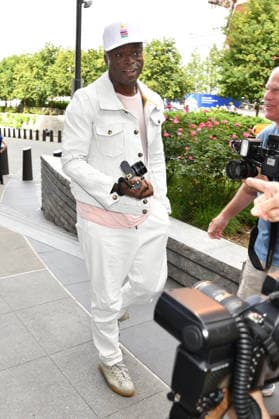 NEW YORK, NY - AUGUST 31 GRAMMY-winning artist Seal visits Brendan Murphy™s 12-ft LOVE MATTERS¦Everywhere: The Loehr Bear, which was dedicated to The Person First, a nonprofit focused on youth mental health, resilience and helping young people develop the tools to thrive. On August 31, 2026 in New York City. Copyright: xx