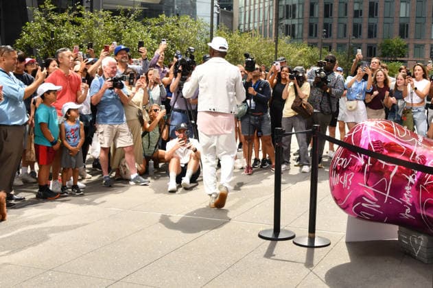 NEW YORK, NY - AUGUST 31 GRAMMY-winning artist Seal performs for the public while visiting Brendan Murphy™s 12-ft LOVE MATTERS¦Everywhere: The Loehr Bear, which was dedicated to The Person First, a nonprofit focused on youth mental health, resilience and helping young people develop the tools to thrive. On August 31, 2026 in New York City. Copyright: xx