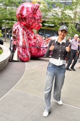 NEW YORK, NY - AUGUST 31: Zia Victoria pictured as GRAMMY-winning artist Seal visits Brendan Murphy™s 12-ft LOVE MATTERS¦Everywhere: The Loehr Bear, which was dedicated to The Person First, a nonprofit focused on youth mental health, resilience and helping young people develop the tools to thrive. Copyright: xx