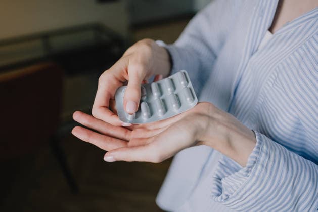 Nahaufnahme von Frau Entfernen einer Pille von einem Blister-Pack in ihre Hand zu Hause, illustrieren alltägliche Medikamente Verwendung, Gesundheits-Routine und persönliche Gesundheitsmanagement Nahaufnahme von Frau Entfernen einer Pille von einem Blister-Pack in ihre Hand zu Hause, illustrieren alltägliche Medikamente Verwendung, Gesundheits-Routine und persönliche Gesundheitsmanagement (License=RF) ,model released, Symbolfoto Copyright: xZoonar.com ViorelxKurnosovx 25516632 ,model released, Symbolfoto ,property released