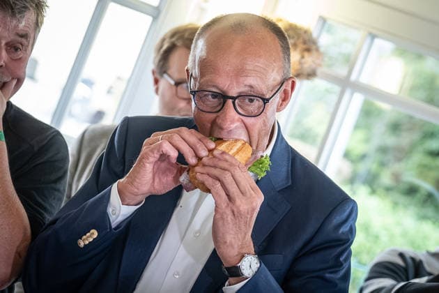 Fischbrötchen-Essen im Fischladen Fisch-Hus an der Strandpromenade - Bundeskanzler Friedrich Merz isst ein Fischbrötchen;Bundeskanzler mit CDU-Spitzenkandidat im Wahlkampf zur Landtagswahl Mecklenburg-Vorpommern 2026 in Kühlungsborn, Kühlungsborn Mecklenburg-Vorpommern Deutschland ORTSANGABE *** Eating a fish sandwich at the Fisch Hus fish shop on the beach promenade. Federal Chancellor Friedrich Merz eats a fish sandwich. The Federal Chancellor, who is also the CDU’s top candidate, is campaigning for the 2026 Mecklenburg-Western Pomerania state election in Kühlungsborn, Kühlungsborn, Mecklenburg-Western Pomerania, Germany LOCATION
