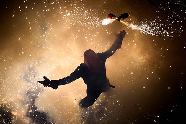 (260831) -- PATERNA, Aug. 31, 2026 -- People set off rockets during the traditional La Corda festival in Paterna, Spain, Aug. 31, 2026. La Corda is a traditional pyrotechnic festival with a long history in Paterna. During the event, participants wearing protective gear set off more than 70,000 rockets along the city s closed-off main street, filling the area with sparks and smoke. Paterna is also known as the City of Fire for its longstanding pyrotechnic tradition. (Photo by Xinhua) SPAIN-PATERNA-LA CORDA-FESTIVAL PabloxMorano 