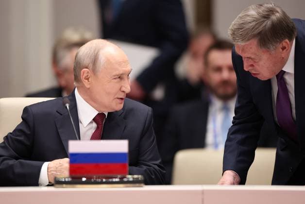 Kyrgyzstan SCO Summit 9232235 01.09.2026 Russian President Vladimir Putin and Presidential Aide Yury Ushakov talk before a session of the Shanghai Cooperation Organization (SCO) summit in Bishkek, Kyrgyzstan. Petr Kovalev Sputnik Bishkek Kyrgyzstan  Copyright: xPetrxKovalevx