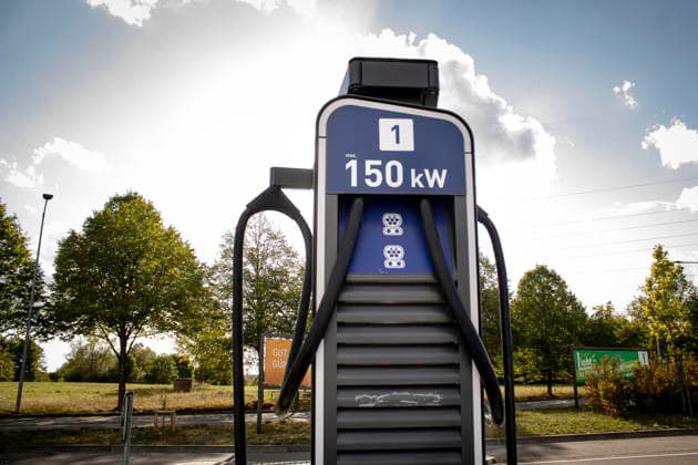 Laudesäule auf dem Parkplatz eines Globus-Marktes Auf dem Parkplatz des Globus-Marktes in Neunkirchen im Saarland befinden sich zahlreiche Ladesäulen für E-Autus. Das Foto wurde am 31. August 2026 aufgenommen.