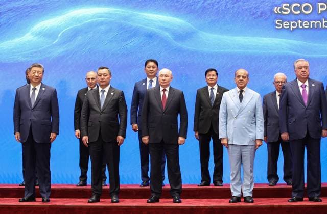 Kyrgyzstan SCO Summit 9232394 01.09.2026 From left, Chinese President Xi Jinping, Armenian Prime Minister Nikol Pashinyan, Kyrgyz President Sadyr Japarov, Mongolian President Ukhnaa Khurelsukh, Russian President Vladimir Putin, Lao President Thongloun Sisoulith, Pakistani Prime Minister Shehbaz Sharif, Egyptian Deputy Prime Minister Hussein Issa and Tajik President Emomali Rahmon pose for a family photo before a meeting in the Shanghai Cooperation Organization (SCO) Plus format in Bishkek, Kyrgyzstan. Petr Kovalev Sputnik Bishkek Kyrgyzstan  Copyright: xPetrxKovalevx