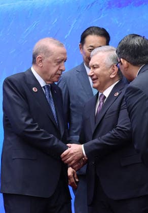 Council of Heads of State of the Shanghai Cooperation Organization in Bishkek BISHKEK, KYRGYZSTAN - SEPTEMBER 01: (----EDITORIAL USE ONLY - MANDATORY CREDIT - TURKISH PRESIDENCY MURAT CETINMUHURDAR HANDOUT - NO MARKETING NO ADVERTISING CAMPAIGNS - DISTRIBUTED AS A SERVICE TO CLIENTS----) Turkish President Recep Tayyip Erdogan speaks with Uzbek President Shavkat Mirziyoyev during a family photo session at the Shanghai Cooperation Organization (SCO) Council of Heads of State Meeting in Bishkek, Kyrgyzstan, on September 01, 2026. TUR Presidency Murat Cetinmuhurdar Handout Anadolu Bishkek Kyrgyzstan. Editorial use only. Please get in touch for any other usage.  Copyright: x2026xAnadoluxTURxPresidency MuratxCetinmuhurdar Handoutx