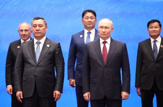 Kyrgyzstan SCO Summit 9232427 01.09.2026 From left, Armenian Prime Minister Nikol Pashinyan, Kyrgyz President Sadyr Japarov, Mongolian President Ukhnaa Khurelsukh, Russian President Vladimir Putin and Lao President Thongloun Sisoulith pose for a family photo before a meeting in the Shanghai Cooperation Organization (SCO) Plus format in Bishkek, Kyrgyzstan. Petr Kovalev Sputnik Bishkek Kyrgyzstan  Copyright: xPetrxKovalevx