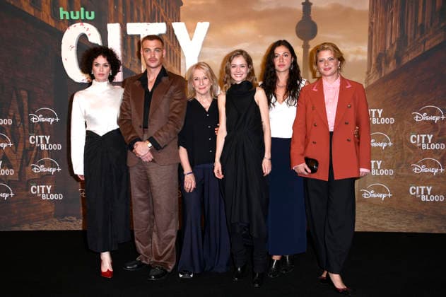 Melika Foroutan, David Schütter, Dagmar Manzel, Lea Drinda, Soma Pysall und Jördis Triebel bei der Premiere der Hulu Original Serie City of Blood im Kino International. Berlin, 31.08.2026