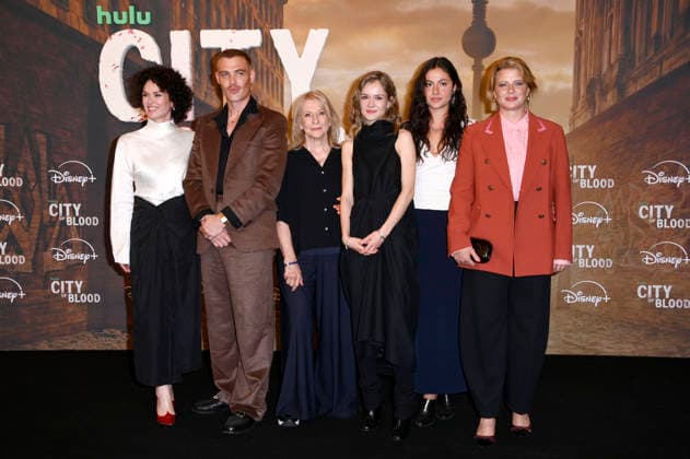 Melika Foroutan, David Schütter, Dagmar Manzel, Lea Drinda, Soma Pysall und Jördis Triebel bei der Premiere der Hulu Original Serie City of Blood im Kino International. Berlin, 31.08.2026