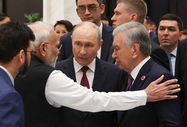 Kyrgyzstan SCO Summit 9232466 01.09.2026 Indian Prime Minister Narendra Modi, Russian President Vladimir Putin and Uzbek President Shavkat Mirziyoyev speak with each other before an official reception for heads of delegations from Shanghai Cooperation Organisation (SCO) member states and invited international organisations in Bishkek, Kyrgyzstan. Vyacheslav Prokofiev Sputnik Bishkek Kyrgyzstan  Copyright: xVyacheslavxProkofievx