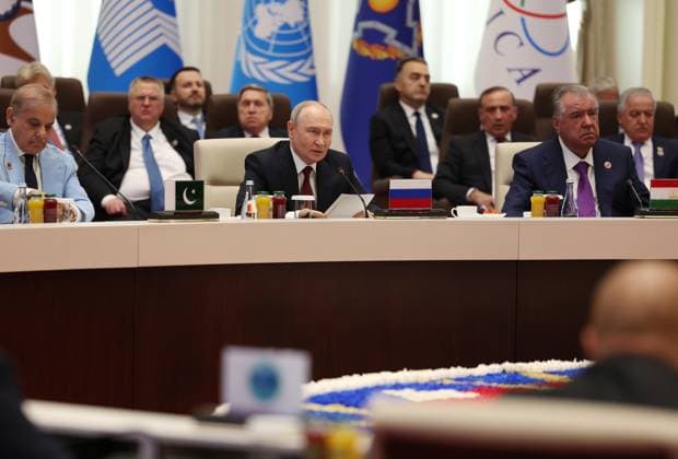 Kyrgyzstan SCO Summit 9232669 01.09.2026 From left, Pakistani Prime Minister Shehbaz Sharif, Russian President Vladimir Putin and Tajik President Emomali Rahmon attend a meeting in the Shanghai Cooperation Organization (SCO) Plus format in Bishkek, Kyrgyzstan. Petr Kovalev Sputnik Bishkek Kyrgyzstan  Copyright: xPetrxKovalevx