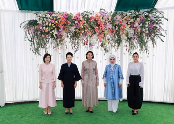 (260901) -- BISHKEK, Sept. 1, 2026 -- Peng Liyuan, wife of Chinese President Xi Jinping, and spouses of leaders from relevant countries pose for group photos in Bishkek, Kyrgyzstan, Sept. 1, 2026. Peng attended on Tuesday morning an event organized by Aigul Japarova, wife of Kyrgyz President Sadyr Japarov, for spouses of leaders attending the Shanghai Cooperation Organization (SCO) Summit 2026. ) KYRGYZSTAN-BISHKEK-CHINA-PENG LIYUAN-SCO SUMMIT-EVENT FOR SPOUSES OF LEADERS DingxLin 