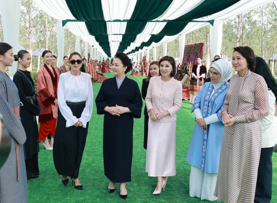 (260901) -- BISHKEK, Sept. 1, 2026 -- Peng Liyuan, wife of Chinese President Xi Jinping, and spouses of leaders from relevant countries view an exhibition on the ethnic culture of Kyrgyzstan in Bishkek, Kyrgyzstan, Sept. 1, 2026. Peng attended on Tuesday morning an event organized by Aigul Japarova, wife of Kyrgyz President Sadyr Japarov, for spouses of leaders attending the Shanghai Cooperation Organization (SCO) Summit 2026. ) KYRGYZSTAN-BISHKEK-CHINA-PENG LIYUAN-SCO SUMMIT-EVENT FOR SPOUSES OF LEADERS DingxLin 