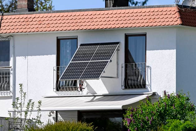 Ein Solarmodul an der Fassade eines Wohnhauses. Das als Balkonkraftwerk montierte Modul erzeugt dezentral Solarstrom und steht beispielhaft für die private Nutzung erneuerbarer Energien., Enzkreis, Baden-Württemberg, Deutschland, BLF,