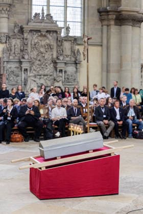 Die Gebeine Kaiser Ottos des Grossen (912-973) sind am Dienstag (01.09.2026) waehrend eines Gottesdienstes in einem neu gestalteten Sarg im Magdeburger Dom wieder beigesetzt worden. Der aus Titan, Feinsilber, Feingold und Blattgold gefertigte Sarg der Hallenser Schmuckkuenstlerin Silke Trekel verbinde historische Symbolik mit zeitgenoessischer Kunst, teilte die Kunststiftung Sachsen-Anhalt in Halle mit. Kaiser Otto galt bereits zu Lebzeiten als der Grosse . Er war ostfraenkischer Koenig und erneuerte das roemische Kaisertum, pflegte internationale Kontakte und gruendete das Erzbistum Magdeburg. (Siehe epd-Bericht vom 01.09.2026) EDITORIAL USE ONLY *** The remains of Emperor Otto the Great (912–973) were reburied on Tuesday, September 1, 20 Copyright: epd-bild JensxSchlueter epd_2026-09-01_jensschlueter_1445