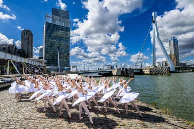 ROTTERDAM - Ballerinas pose by the Erasmus Bridge. The forty-eight dancers can be seen as swans in The World s Largest Swan Lake at the Nieuwe Luxor. FRANK DE ROO ANP netherlands out - belgium out  Copyright: xx x566758908x originalFilename: 566758908.jpg