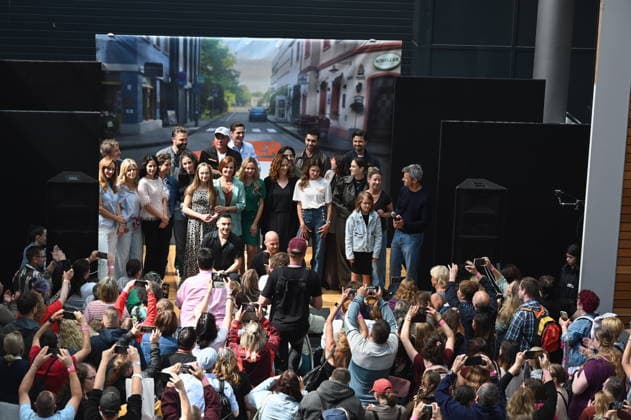 Schauspieler der Kultserie unter uns posieren auf der Bühne vor Fans beim grossen Fantreffen und Preisverleihung der RTL Serie Unter Uns