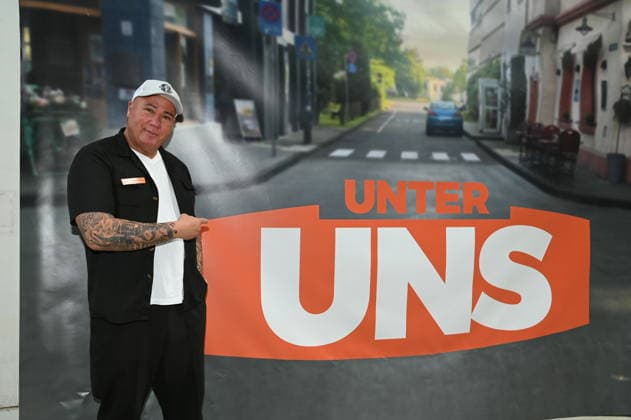 Schauspieler Ramon Ademes, bekannte Kölner Kult-Türsteher und Sänger, posiert beim grossen Fantreffen und Preisverleihung der RTL Serie Unter Uns