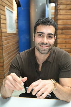 Schauspieler Metehan Demiröz posiert beim grossen Fantreffen und Preisverleihung der RTL Serie Unter Uns
