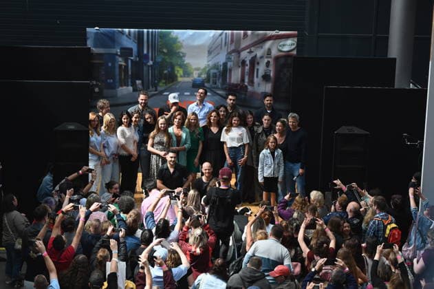 Schauspieler der Kultserie unter uns posieren auf der Bühne vor Fans beim grossen Fantreffen und Preisverleihung der RTL Serie Unter Uns