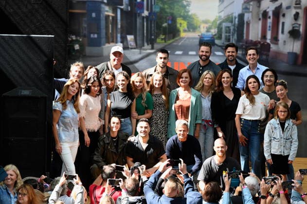 Schauspieler der Kultserie unter uns posieren auf der Bühne vor Fans beim grossen Fantreffen und Preisverleihung der RTL Serie Unter Uns