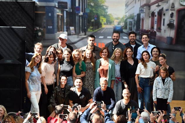 Schauspieler der Kultserie unter uns posieren auf der Bühne beim grossen Fantreffen und Preisverleihung der RTL Serie Unter Uns