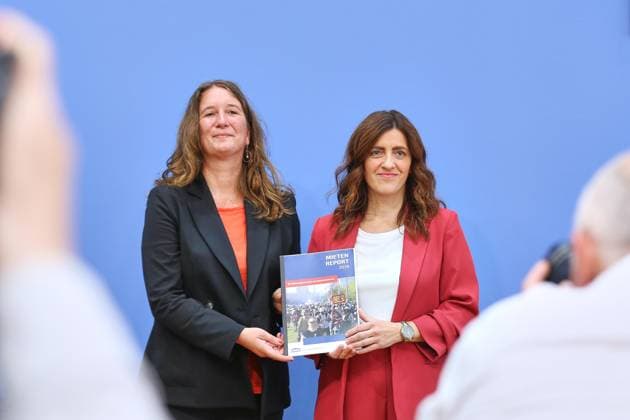 Berlin, Deutschland, 01.09.2026: Bundespressekonferenz: Wohnungskrise wird zur Sozialstaatskrise: Mieterbund legt aktuellen Mietenreport vor: Gwendolyn Stilling, GKS Consult, Autorin des Mietenreports 2026 und Melanie Weber-Moritz, Präsidentin des Deutschen Mieterbundes e. V. *** Berlin, Germany, September 1, 2026 Federal Press Conference: Housing Crisis Becomes a Crisis for the Welfare State Tenants’ Association Presents Latest Rent Report Gwendolyn Stilling, GKS Consult, author of the 2026 Rent Report, and Melanie Weber Moritz, President of the German Tenants’ Association e.V. Copyright: xdtsxNachrichtenagenturx dts_132222