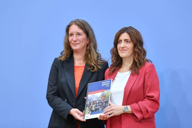 Berlin, Deutschland, 01.09.2026: Bundespressekonferenz: Wohnungskrise wird zur Sozialstaatskrise: Mieterbund legt aktuellen Mietenreport vor: Gwendolyn Stilling, GKS Consult, Autorin des Mietenreports 2026 und Melanie Weber-Moritz, Präsidentin des Deutschen Mieterbundes e. V. *** Berlin, Germany, September 1, 2026 Federal Press Conference: Housing Crisis Becomes a Crisis for the Welfare State Tenants’ Association Presents Latest Rent Report Gwendolyn Stilling, GKS Consult, author of the 2026 Rent Report, and Melanie Weber Moritz, President of the German Tenants’ Association e.V. Copyright: xdtsxNachrichtenagenturx dts_132239