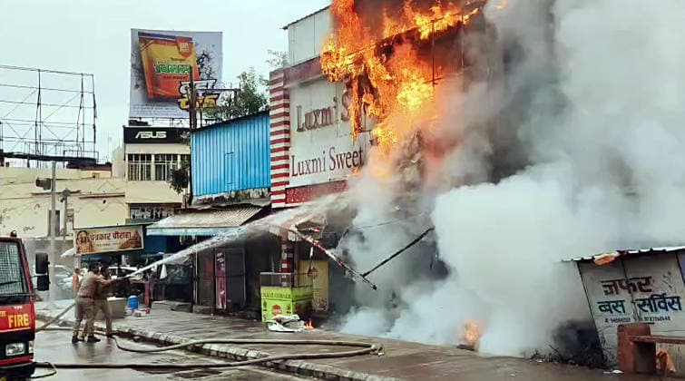 RECORD DATE NOT STATED A fire breaks out at Luxmi Sweet House in Ayodhya Ayodhya, Sept 01 (ANI): Fire fighters douse the fire that broke out at Luxmi Sweet House at Civil Lines, in Ayodhya on Tuesday. (ANI Video Grab) Ayodhya Uttar Pradesh India Copyright: xANIx ANI_20260901329