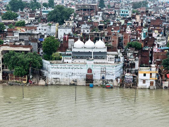 RECORD DATE NOT STATED Sangam area inundates by the swollen waters of River Ganga and Yamuna Prayagraj, Sept 01 (ANI): A view of the inundated Sangam area as swollen waters of Rivers Ganga and Yamuna cause rise in water level, in Prayagraj on Tuesday. Prayagraj Uttar Pradesh India Copyright: xANIx ANI_20260901408