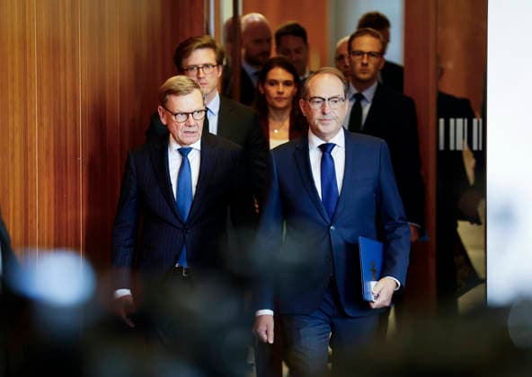 Johann Wadephul (l, CDU), Bundesaussenminister, und Alexander Dobrindt (CSU), Bundesminister des Innern, geben ein Pressestatement zur Drohnenattacke am Flughafen von Leipzig. Fotografiert im Auftrag des Auswaertigen Amtes Berlin Deutschland *** Johann Wadephul I, CDU, Federal Minister of Foreign Affairs, and Alexander Dobrindt, CSU, Federal Minister of the Interior, issue a press statement regarding the drone attack at Leipzig Airport. Photographed on behalf of the Federal Foreign Office in Berlin, Germany. Copyright: xThomasxTrutschel AAx