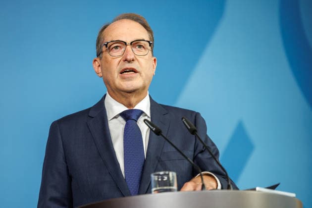 Statement Bundesinnenminister Dobrindt Statement von Bundesinnenminister Alexander Dobrindt gemeinsam mit Bundesaußenminister Johann Wadephul am 1.09.2026 in Berlin. Berlin Berlin Deutschland Bundes Innenministerium *** Statement by Federal Minister of the Interior Dobrindt Statement by Federal Minister of the Interior Alexander Dobrindt, together with Federal Minister of Foreign Affairs Johann Wadephul, on September 1, 2026, in Berlin, Berlin, Berlin, Germany, Federal Ministry of the Interior