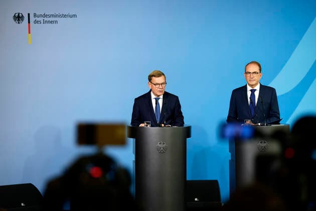Johann Wadephul (l, CDU), Bundesaussenminister, und Alexander Dobrindt (CSU), Bundesminister des Innern, geben ein Pressestatement zur Drohnenattacke am Flughafen von Leipzig. Fotografiert im Auftrag des Auswaertigen Amtes Berlin Deutschland *** Johann Wadephul I, CDU, Federal Minister of Foreign Affairs, and Alexander Dobrindt, CSU, Federal Minister of the Interior, issue a press statement regarding the drone attack at Leipzig Airport. Photographed on behalf of the Federal Foreign Office, Berlin, Germany. Copyright: xThomasxTrutschelx