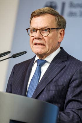 Statement Bundesinnenminister Dobrindt Statement von Bundesinnenminister Alexander Dobrindt gemeinsam mit Bundesaußenminister Johann Wadephul am 1.09.2026 in Berlin. Bundesaußenminister Johann Wadephul spricht zu den Anwesenden. Berlin Berlin Deutschland Bundes Innenministerium *** Statement by Federal Minister of the Interior Dobrindt Statement by Federal Minister of the Interior Alexander Dobrindt, together with Federal Minister of Foreign Affairs Johann Wadephul, on September 1, 2026, in Berlin Federal Minister of Foreign Affairs Johann Wadephul addresses those present Berlin, Berlin, Germany, Federal Ministry of the Interior