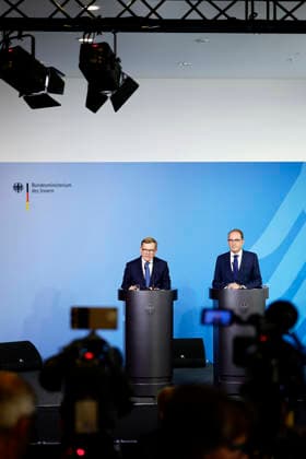 Johann Wadephul (l, CDU), Bundesaussenminister, und Alexander Dobrindt (CSU), Bundesminister des Innern, geben ein Pressestatement zur Drohnenattacke am Flughafen von Leipzig. Fotografiert im Auftrag des Auswaertigen Amtes Berlin Deutschland *** Johann Wadephul I, CDU, Federal Minister of Foreign Affairs, and Alexander Dobrindt, CSU, Federal Minister of the Interior, issue a press statement regarding the drone attack at the Leipzig Airport. Photographed on behalf of the Federal Foreign Office, Berlin, Germany. Copyright: xThomasxTrutschelx