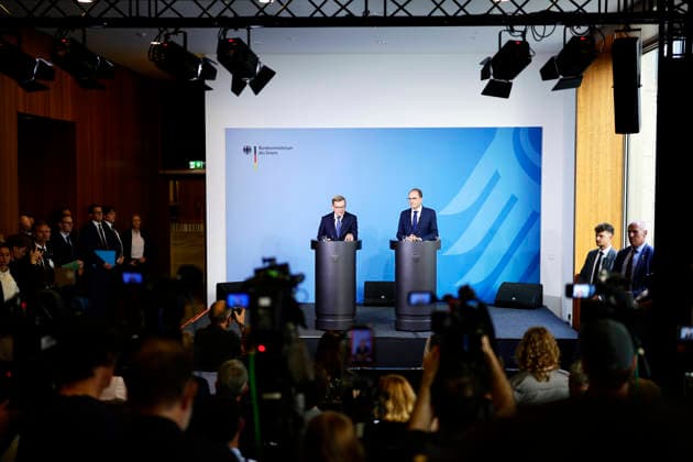 Johann Wadephul (l, CDU), Bundesaussenminister, und Alexander Dobrindt (CSU), Bundesminister des Innern, geben ein Pressestatement zur Drohnenattacke am Flughafen von Leipzig. Fotografiert im Auftrag des Auswaertigen Amtes Berlin Deutschland *** Johann Wadephul I, CDU, Federal Minister of Foreign Affairs, and Alexander Dobrindt, CSU, Federal Minister of the Interior, issue a press statement regarding the drone attack at the Leipzig Airport. Photographed on behalf of the Federal Foreign Office, Berlin, Germany. Copyright: xThomasxTrutschelx