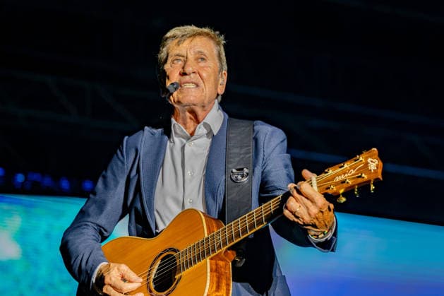 Music Concert - Gianni Morandi - c era un ragazzo estate 2026 Gianni Morandi with guitar performer on stage during Gianni Morandi - c era un ragazzo estate 2026, Music Concert in Este - Padua, Italy, August 31 2026 Este - Padua Carrarese Castle Este Italy Copyright: xAlessioxMarinix xLiveMediax LPM_2633458